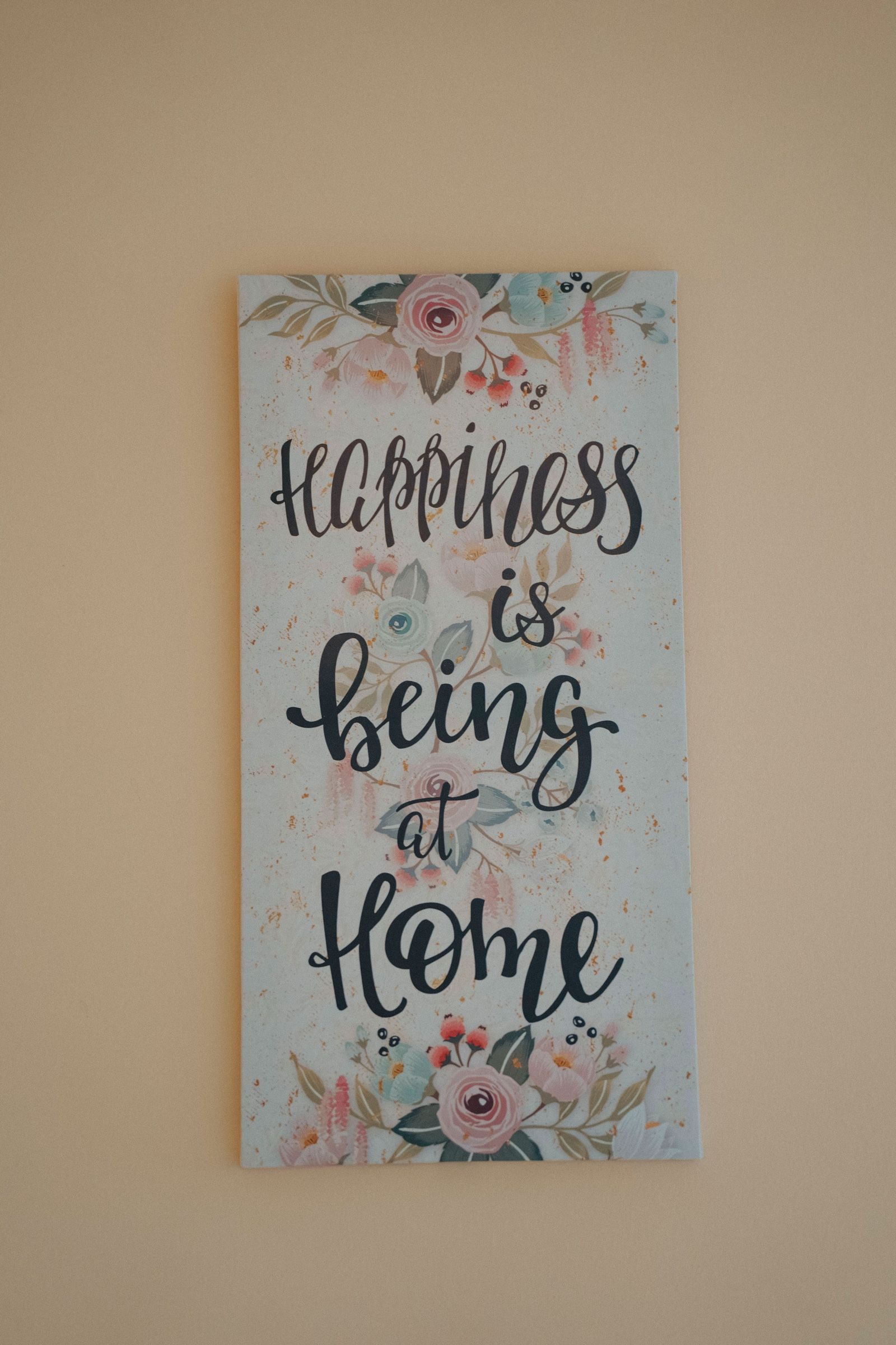 Табелка на стената: Happiness is being at Home