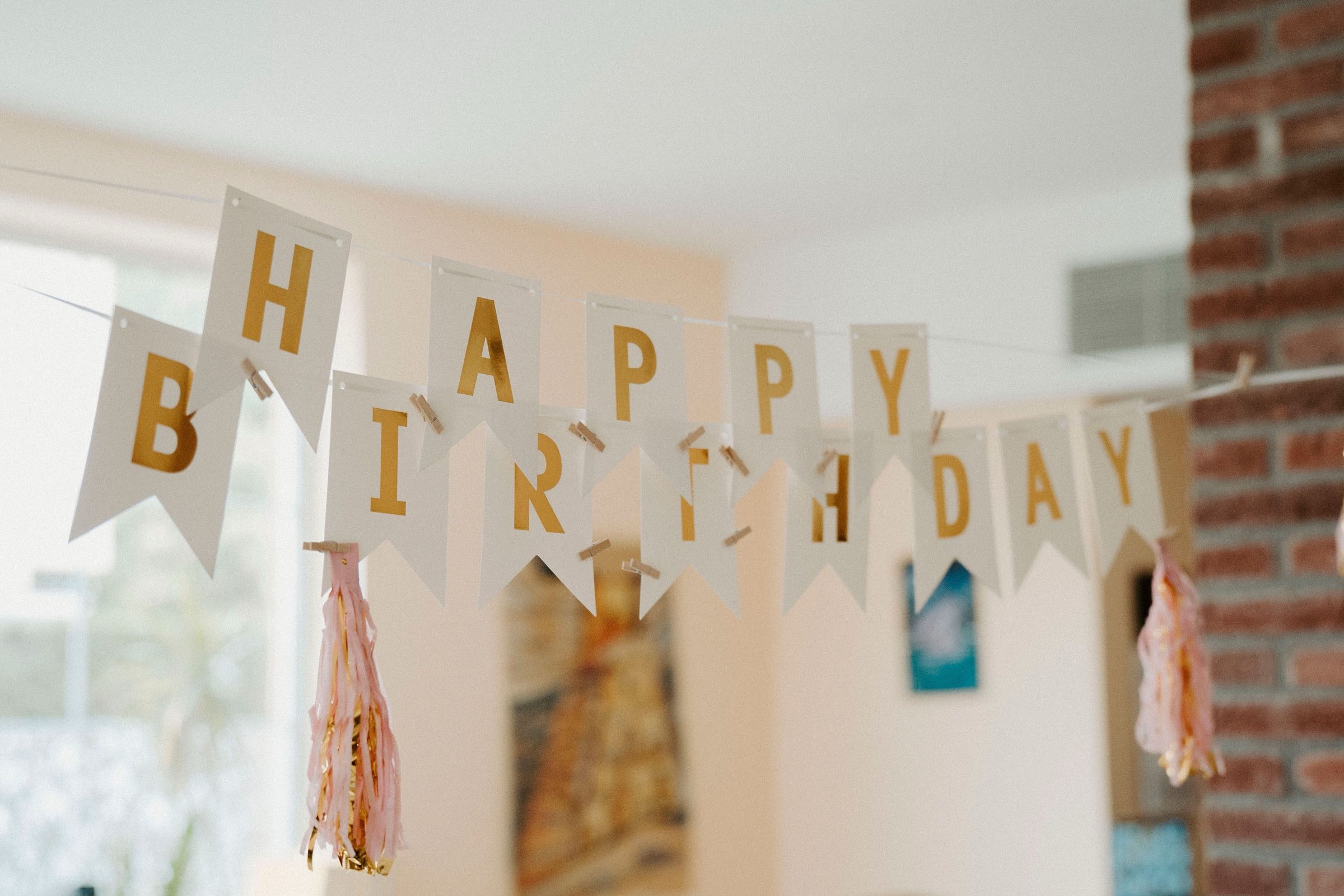 Гирлянд „Happy Birthday“ в трапезарията