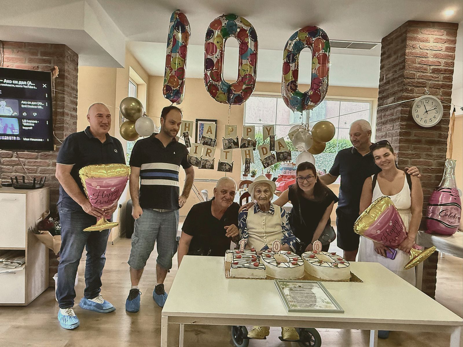 Тържество за стогодишен рожден ден в трапезарията на Мари Дар
